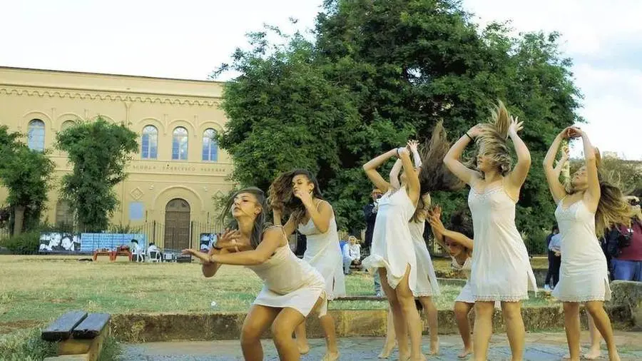Dalla scena al reale. Persistenze e metamorfosi del corpo collettivo