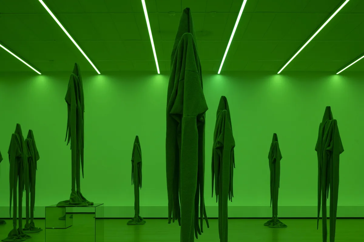 Sandra Mujinga, «Skin to Skin», 2025, veduta dell'installazione allo Stedelijk Museum di Amsterdam. Foto Peter Tijhuis. Diritti dell'immagine riservati.
