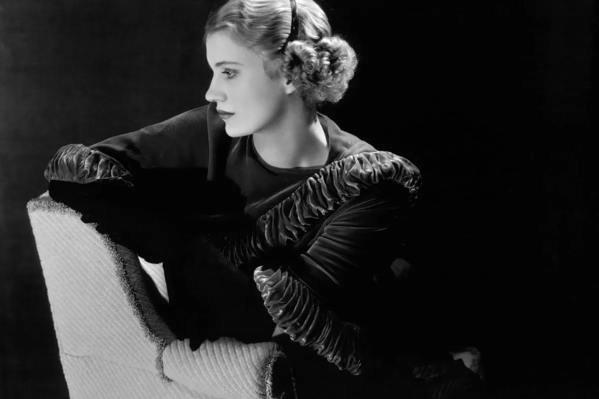 Lee Miller, Self-Portrait with Headband, New York, USA, c. 1932. © Lee Miller Archives, England. Diritti dell'immagine riservati.