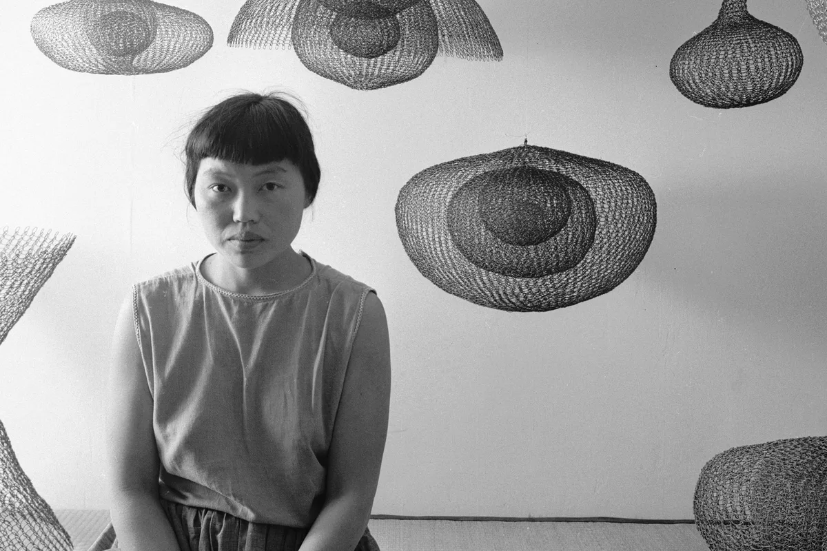 Ruth Asawa nel suo studio, San Francisco. Courtesy Fondation Beyeler. Diritti dell'immagine riservati.