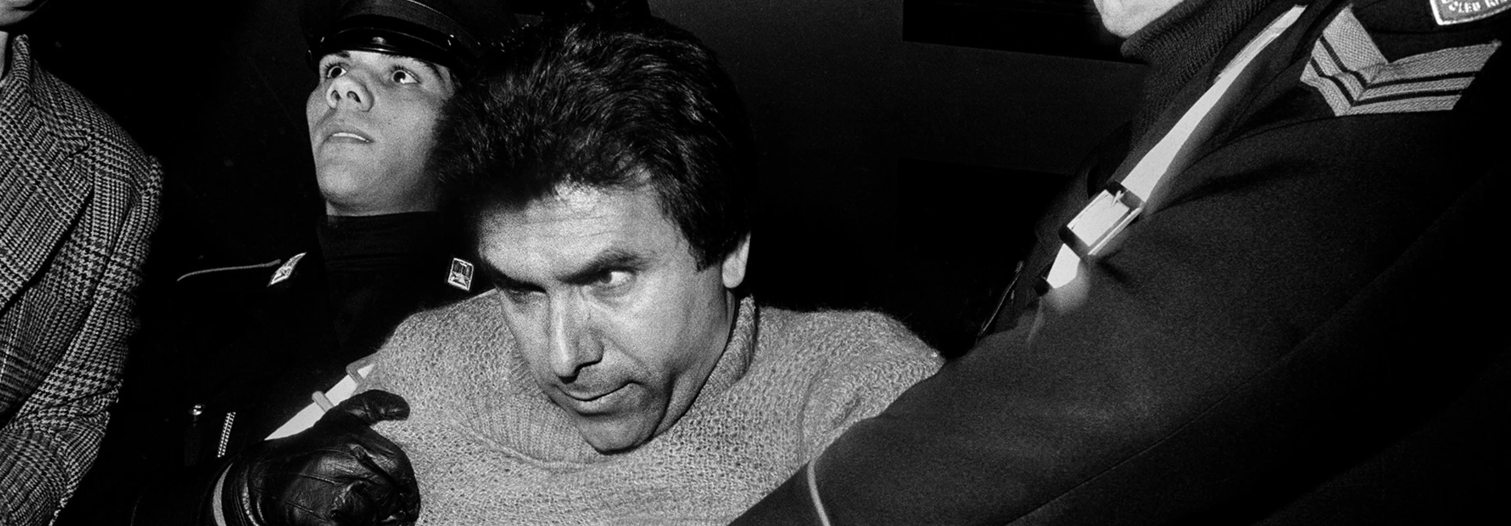 Letizia Battaglia, «L'arresto del feroce boss mafioso Leoluca Bagarella», Palermo, 1979. Courtesy Archivio Letizia Battaglia.
