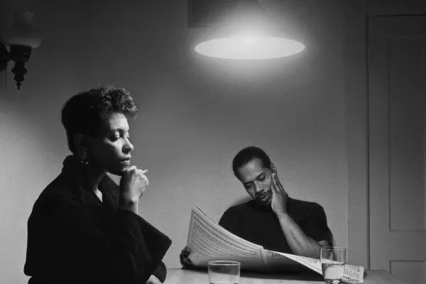 Carrie Mae Weems, Untitled (Man Reading Newspaper), 1990, dalla serie Kitchen Table Series. © Carrie Mae Weems. Courtesy l'artista, Gladstone (New York), Fraenkel Gallery (San Francisco) e Galerie Barbara Thumm (Berlino). Diritti dell'immagine riservati.