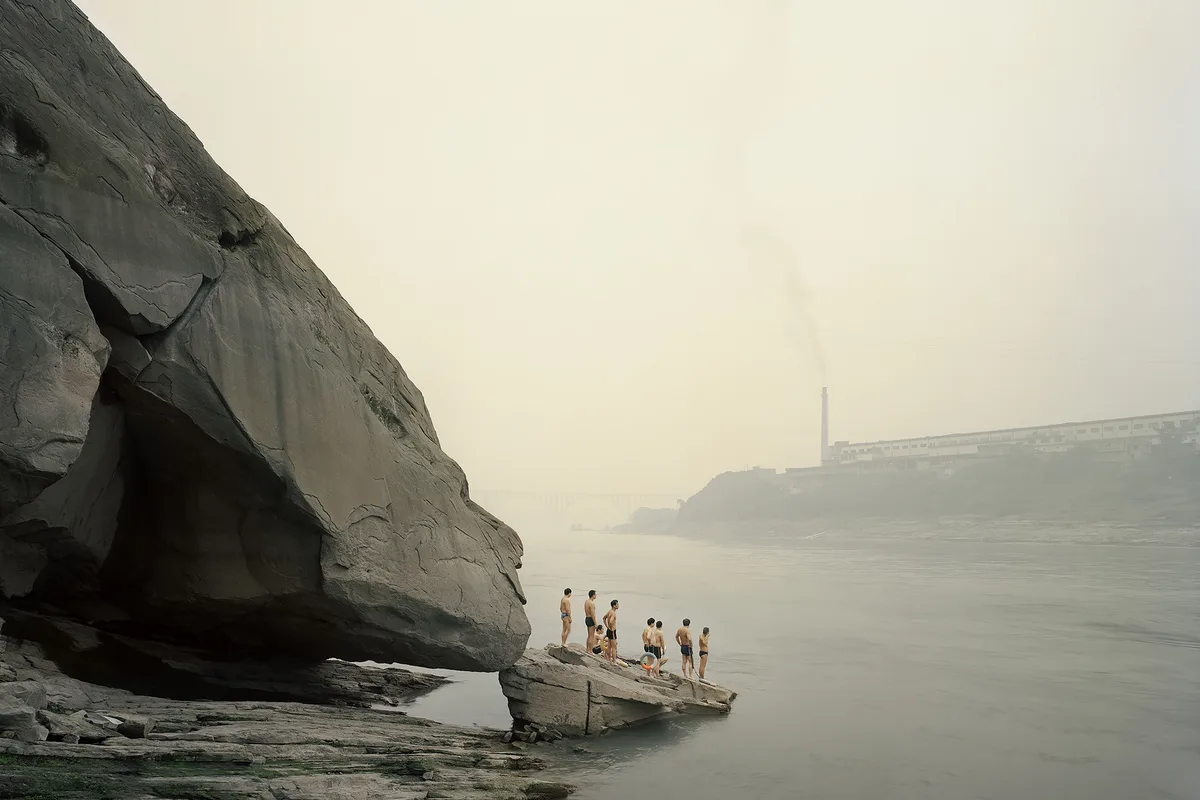 Nadav Kander, Yibin I (Bathers), Sichuan Province, China, 2007, dalla serie Yangtze: The Long River. © Nadav Kander. Courtesy Howard Greenberg & Flowers Gallery. Diritti dell'immagine riservati.