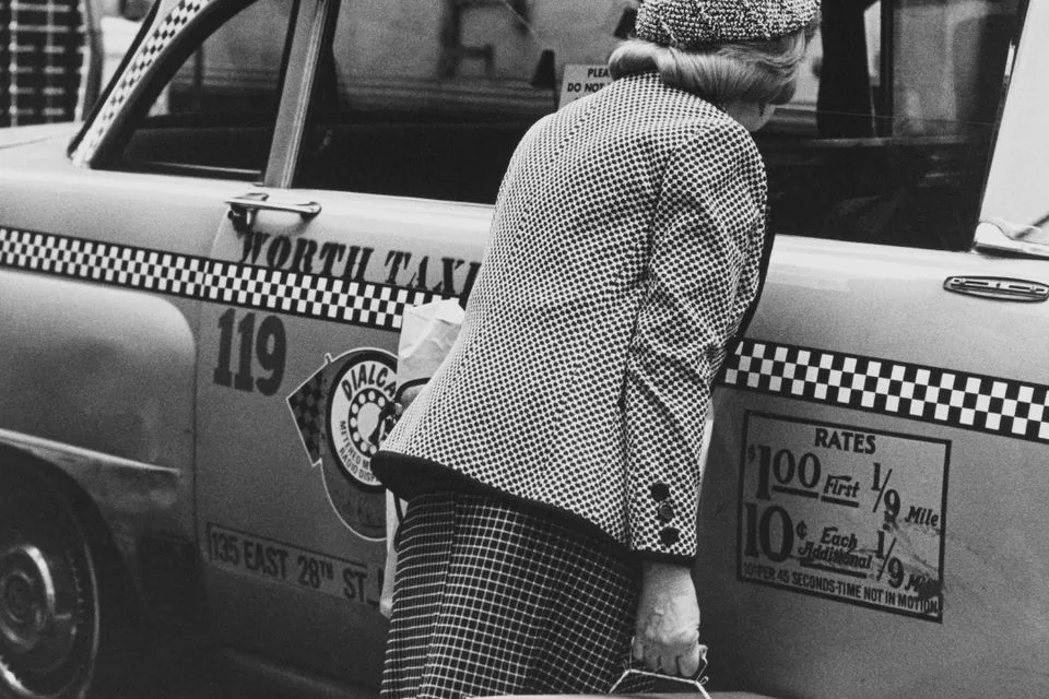 Helen Levitt, «New York», 1982. © Film Documents LLC, courtesy Zander Galerie, Colonia. Diritti dell'immagine riservati.
