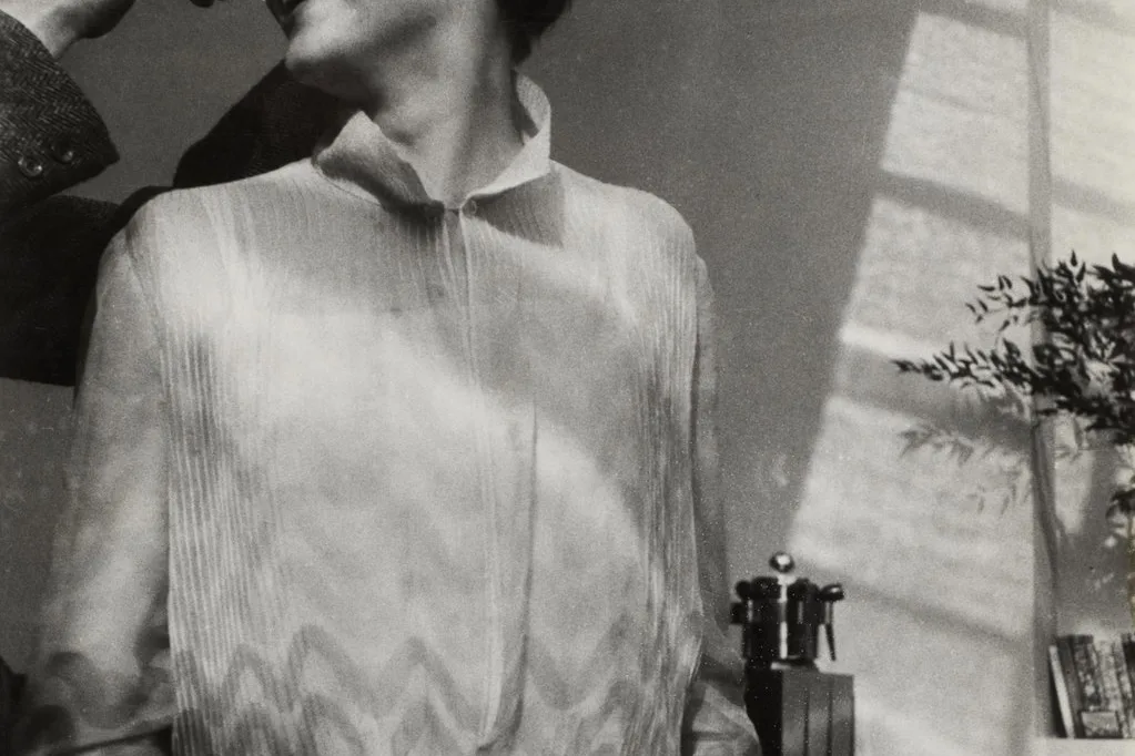 Charlotte Perriand al lavoro nel suo atelier. Courtesy Fundació Joan Miró, Barcellona. Diritti dell'immagine riservati.