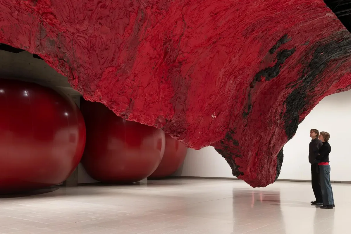 Veduta della mostra «Anish Kapoor», Hayward Gallery, Londra. Foto Dave Morgan. © Anish Kapoor, DACS 2026. Diritti dell'immagine riservati.