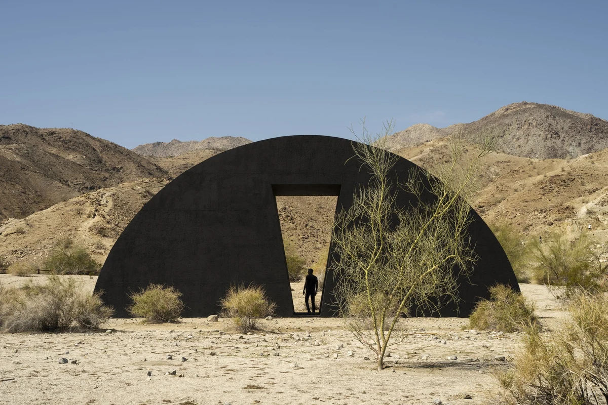 Torkwase Dyson, «Liquid A Place», 2023, Desert X, Palm Desert, California. Foto Lance Gerber, courtesy dell'artista e Kunsthaus Bregenz. Diritti dell'immagine riservati.