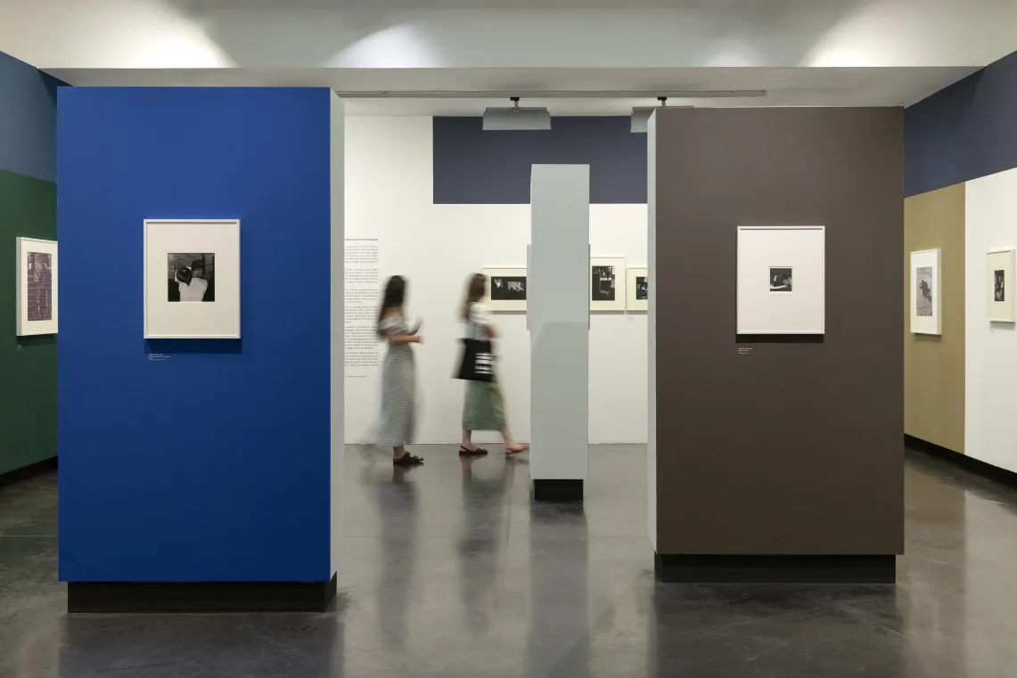 Veduta della mostra «L'espace entre nous», Le BAL, Parigi. © Marc Domage. Diritti dell'immagine riservati.