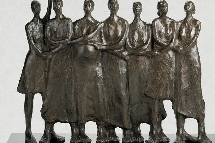 Dolorosa Sinaga, «Solidarity», 2000/2025, bronzo, collezione National Gallery Singapore. © Dolorosa Sinaga. Diritti dell'immagine riservati.