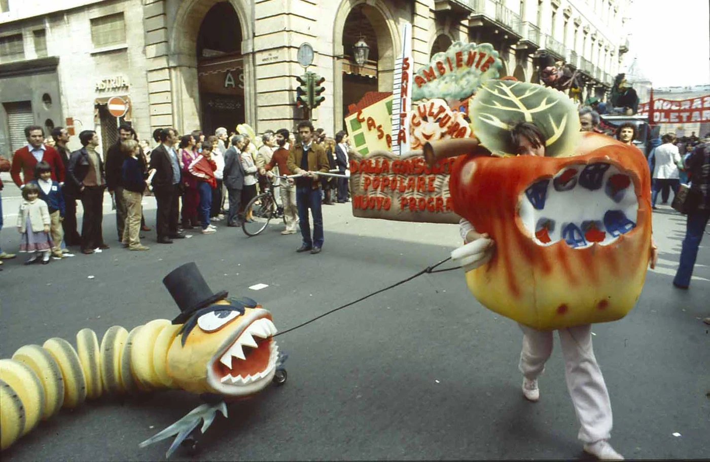 Piero Gilardi, corteo del 1° maggio, Torino 1983. Courtesy PAV – Parco Arte Vivente, Torino. Diritti dell'immagine riservati.