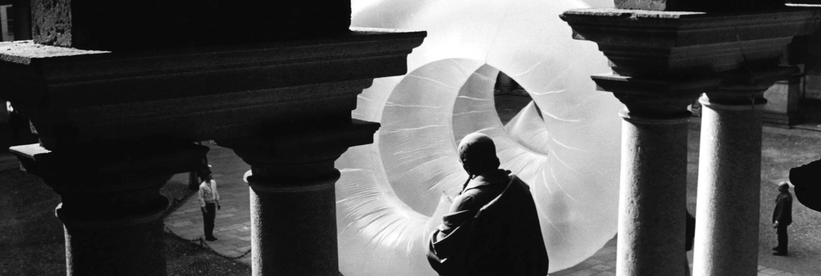 Franco Mazzucchelli, «Elica», cortile dell'Accademia di Brera, Milano, 1985. Foto Giovanni Molino. Courtesy l'artista e ChertLüdde, Berlino.