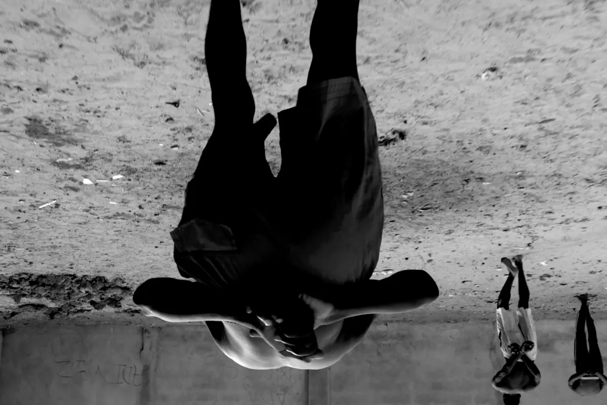 Santiago Sierra, veduta dalla mostra «The Maelström», opera realizzata nel 2023 a Serrekunda, Gambia. Courtesy l'artista e Recontemporary, Torino. Diritti dell'immagine riservati.