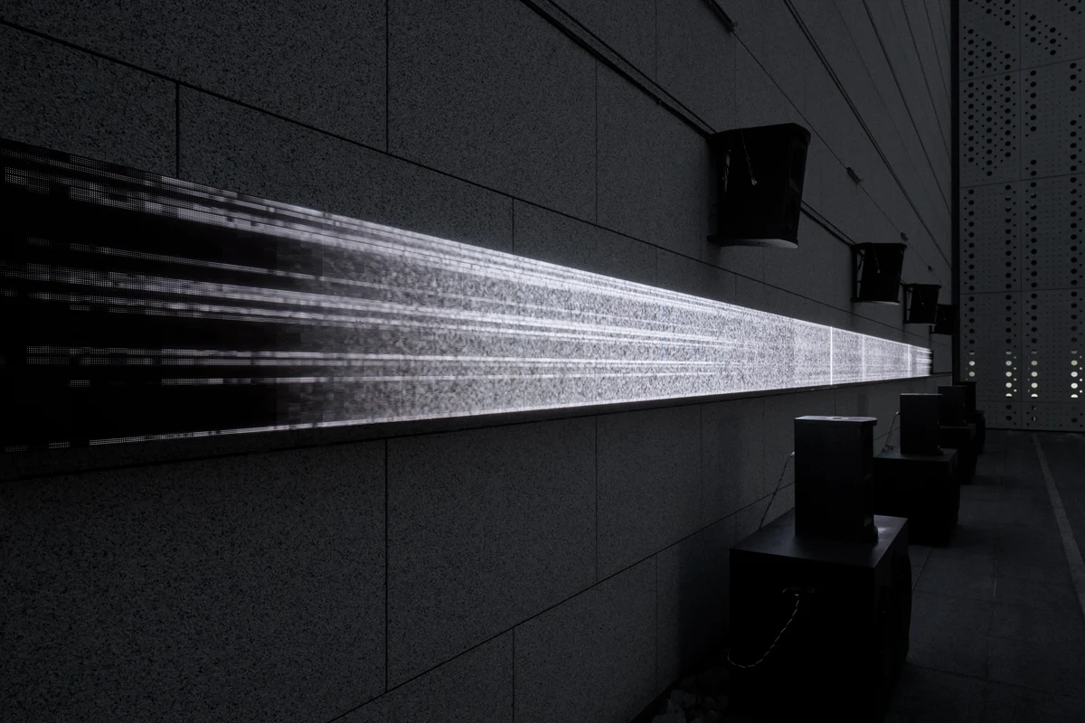 Ryuichi Sakamoto + Daito Manabe, Sensing Streams 2024-invisible, inaudible (MOT version), 2024. © 2024 KAB Inc. Foto: Takeshi Asano. Diritti dell'immagine riservati.