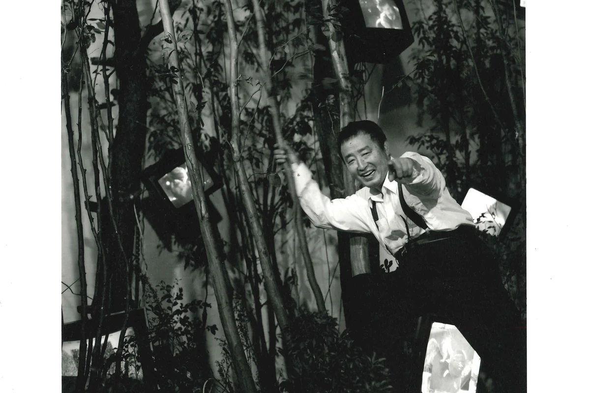 Nam June Paik davanti a Forest of Cage / Revelation of the Forest, 1993. Foto: Eiichiro Sakata, cortesia WATARI-UM, The Watari Museum of Contemporary Art. Diritti dell'immagine riservati.